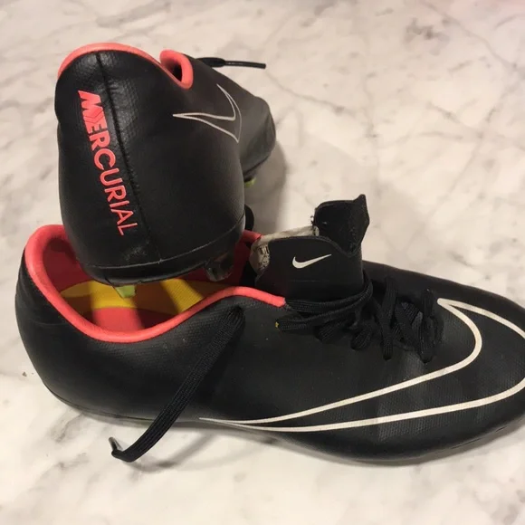 Soccer cleats - Picture 7 of 7